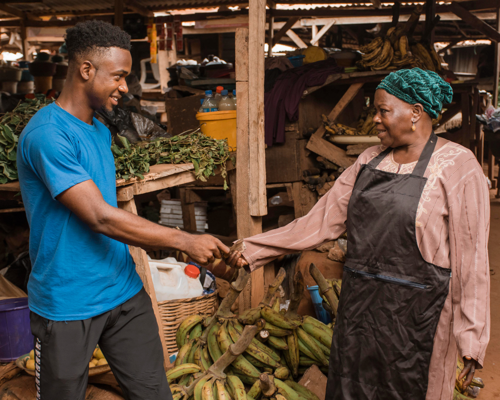Mfanyabiashara akitumia Wazabiashara POS